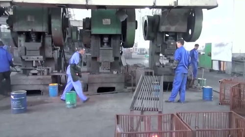 工廠實(shí)拍小型零件鍛造 礦山與建筑設(shè)備零部件的高效制造